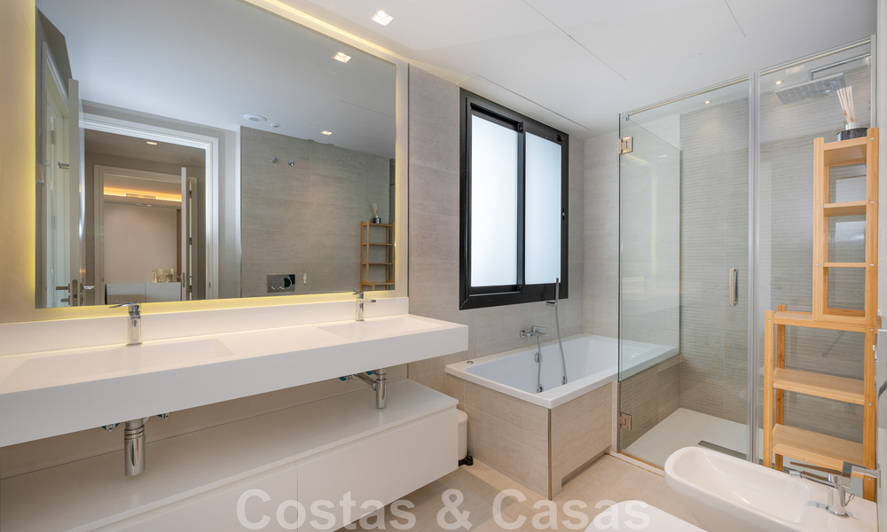 Moderno apartamento con jardín de alta calidad en venta con 3 dormitorios y vistas panorámicas al mar en el corazón de Nueva Andalucía en Marbella 42867