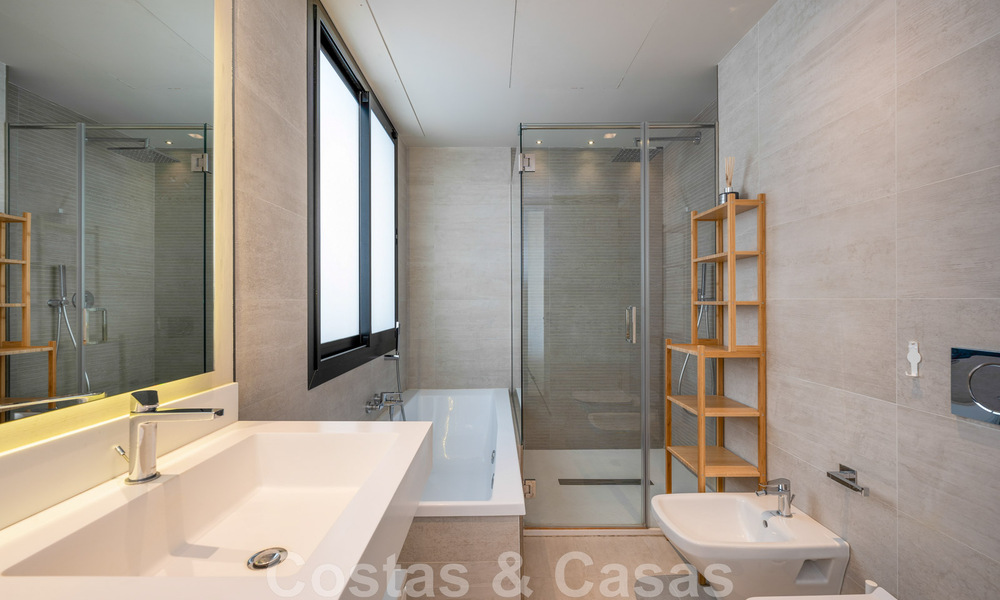 Moderno apartamento con jardín de alta calidad en venta con 3 dormitorios y vistas panorámicas al mar en el corazón de Nueva Andalucía en Marbella 42868