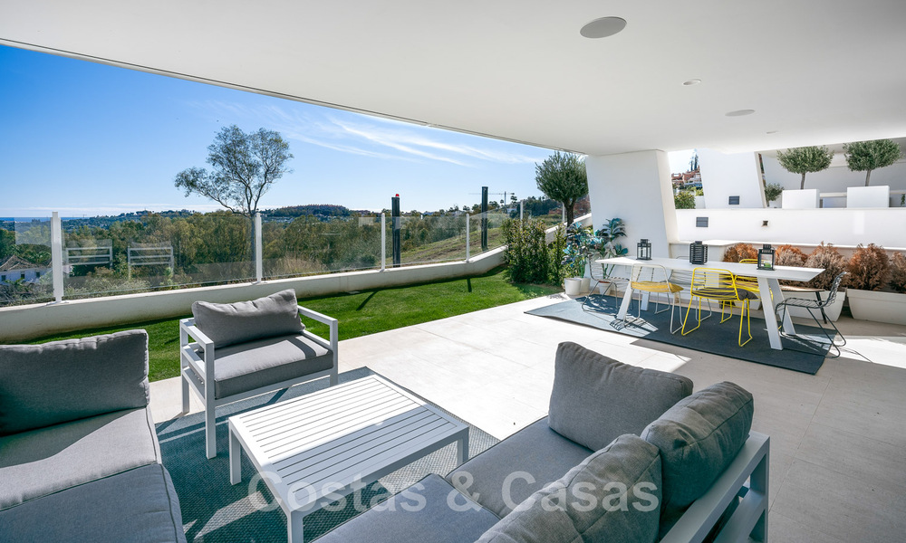 Moderno apartamento con jardín de alta calidad en venta con 3 dormitorios y vistas panorámicas al mar en el corazón de Nueva Andalucía en Marbella 42871