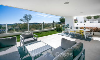 Moderno apartamento con jardín de alta calidad en venta con 3 dormitorios y vistas panorámicas al mar en el corazón de Nueva Andalucía en Marbella 42871 