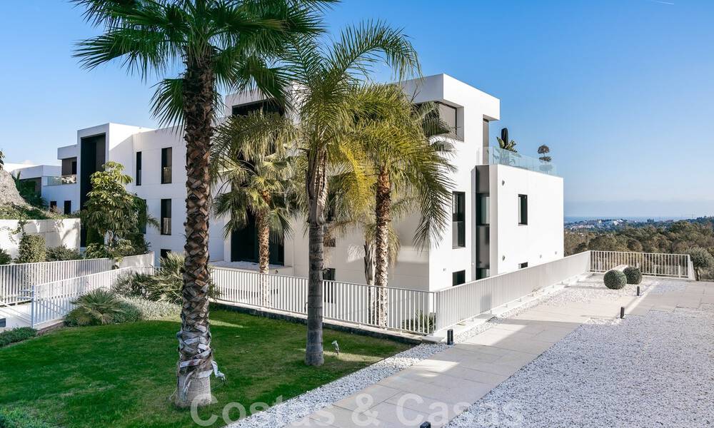 Moderno apartamento con jardín de alta calidad en venta con 3 dormitorios y vistas panorámicas al mar en el corazón de Nueva Andalucía en Marbella 42872