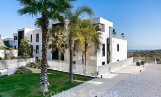 Moderno apartamento con jardín de alta calidad en venta con 3 dormitorios y vistas panorámicas al mar en el corazón de Nueva Andalucía en Marbella 42872 