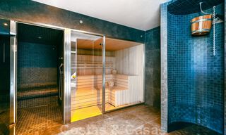 Moderno apartamento con jardín de alta calidad en venta con 3 dormitorios y vistas panorámicas al mar en el corazón de Nueva Andalucía en Marbella 42874 