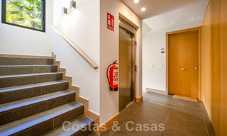 Moderno apartamento con jardín de alta calidad en venta con 3 dormitorios y vistas panorámicas al mar en el corazón de Nueva Andalucía en Marbella 42875 