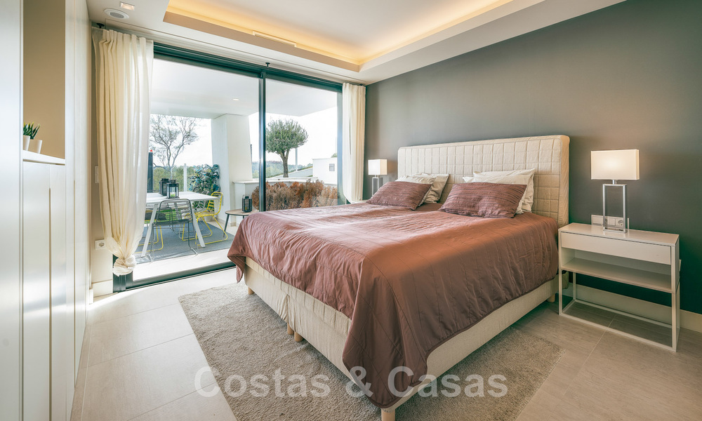 Moderno apartamento con jardín de alta calidad en venta con 3 dormitorios y vistas panorámicas al mar en el corazón de Nueva Andalucía en Marbella 42876