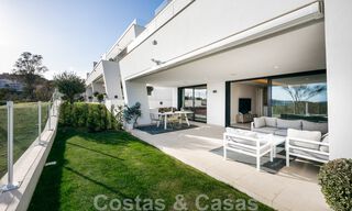 Moderno apartamento con jardín de alta calidad en venta con 3 dormitorios y vistas panorámicas al mar en el corazón de Nueva Andalucía en Marbella 42877 