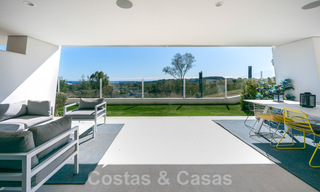 Moderno apartamento con jardín de alta calidad en venta con 3 dormitorios y vistas panorámicas al mar en el corazón de Nueva Andalucía en Marbella 42878 