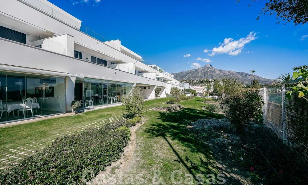 Moderno apartamento con jardín de alta calidad en venta con 3 dormitorios y vistas panorámicas al mar en el corazón de Nueva Andalucía en Marbella 42880