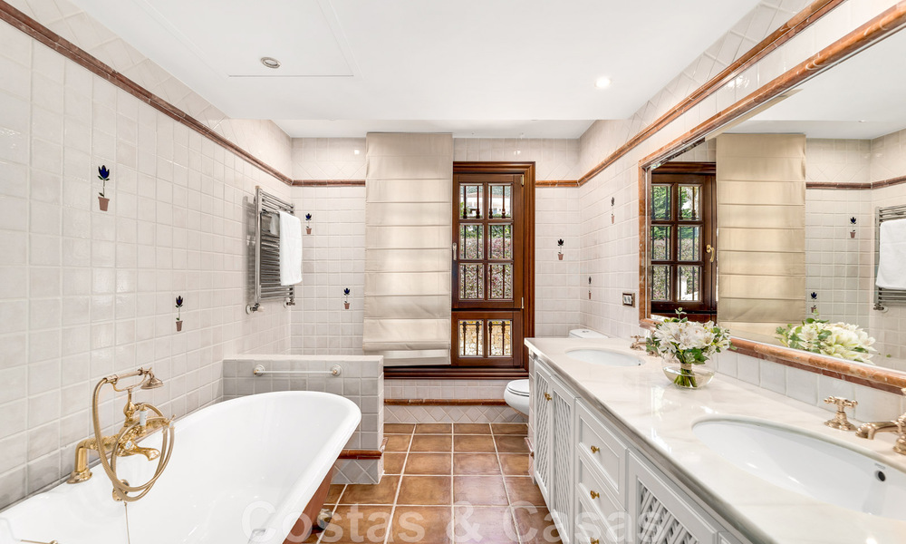 Fenomenal villa tradicional de lujo en venta en una gran parcela con vistas panorámicas al mar, situada en Sierra Blanca en la Milla de Oro de Marbella 42925