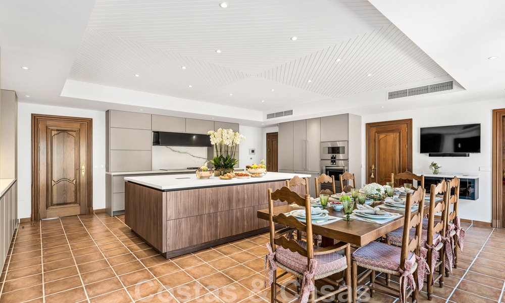 Fenomenal villa tradicional de lujo en venta en una gran parcela con vistas panorámicas al mar, situada en Sierra Blanca en la Milla de Oro de Marbella 42940