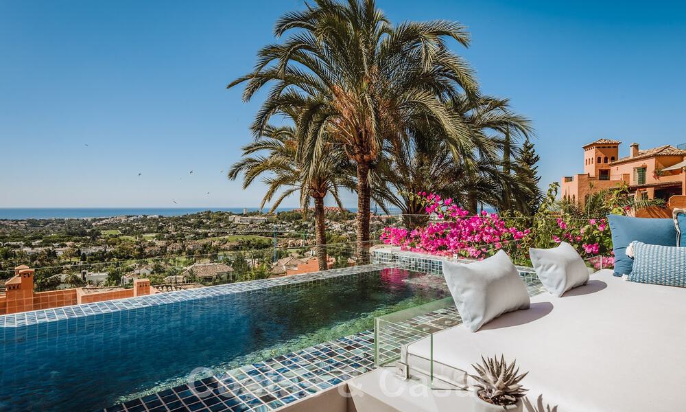 Moderno ático dúplex renovado y espacioso, con vistas panorámicas al mar en una deseable urbanización en Nueva Andalucía, Marbella 42945