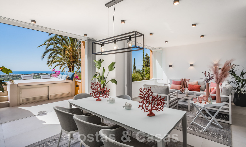 Moderno ático dúplex renovado y espacioso, con vistas panorámicas al mar en una deseable urbanización en Nueva Andalucía, Marbella 42947