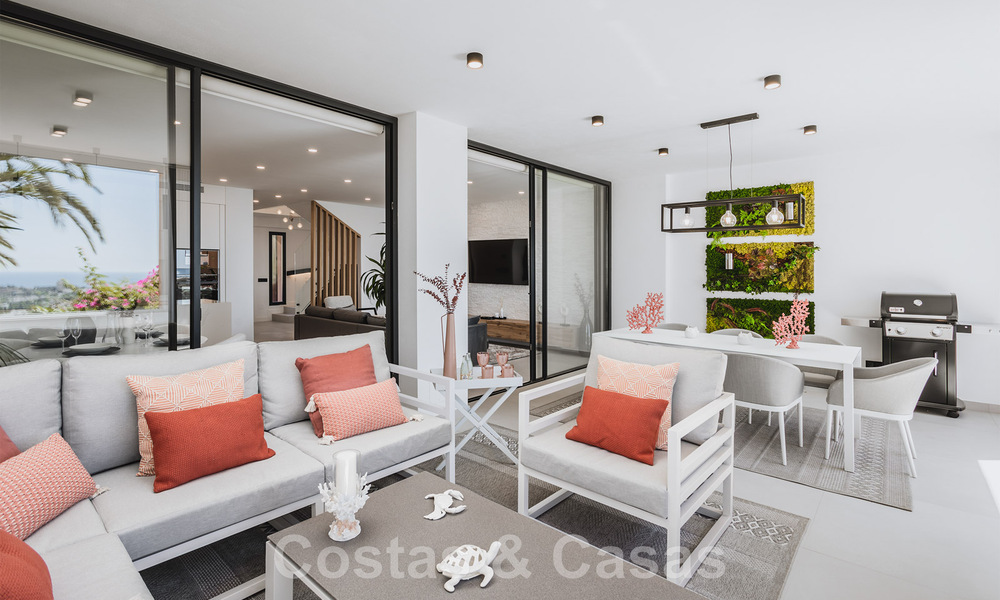 Moderno ático dúplex renovado y espacioso, con vistas panorámicas al mar en una deseable urbanización en Nueva Andalucía, Marbella 42948