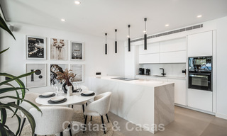 Moderno ático dúplex renovado y espacioso, con vistas panorámicas al mar en una deseable urbanización en Nueva Andalucía, Marbella 42950 