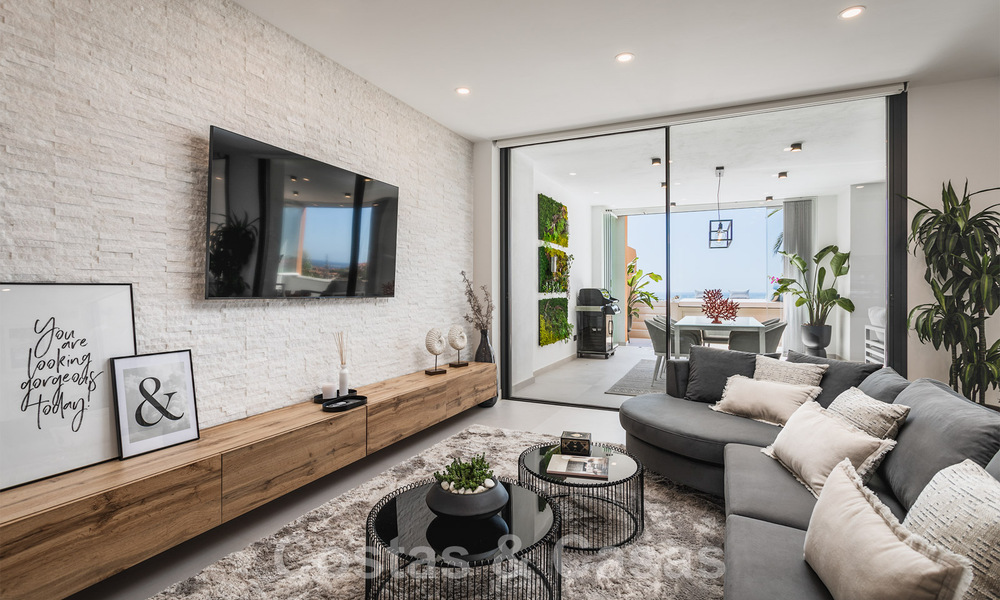 Moderno ático dúplex renovado y espacioso, con vistas panorámicas al mar en una deseable urbanización en Nueva Andalucía, Marbella 42951