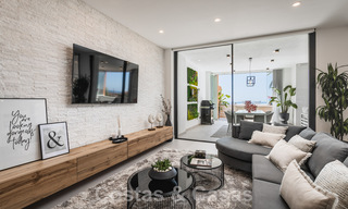 Moderno ático dúplex renovado y espacioso, con vistas panorámicas al mar en una deseable urbanización en Nueva Andalucía, Marbella 42951 