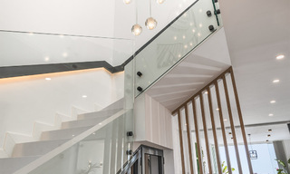 Moderno ático dúplex renovado y espacioso, con vistas panorámicas al mar en una deseable urbanización en Nueva Andalucía, Marbella 42952 