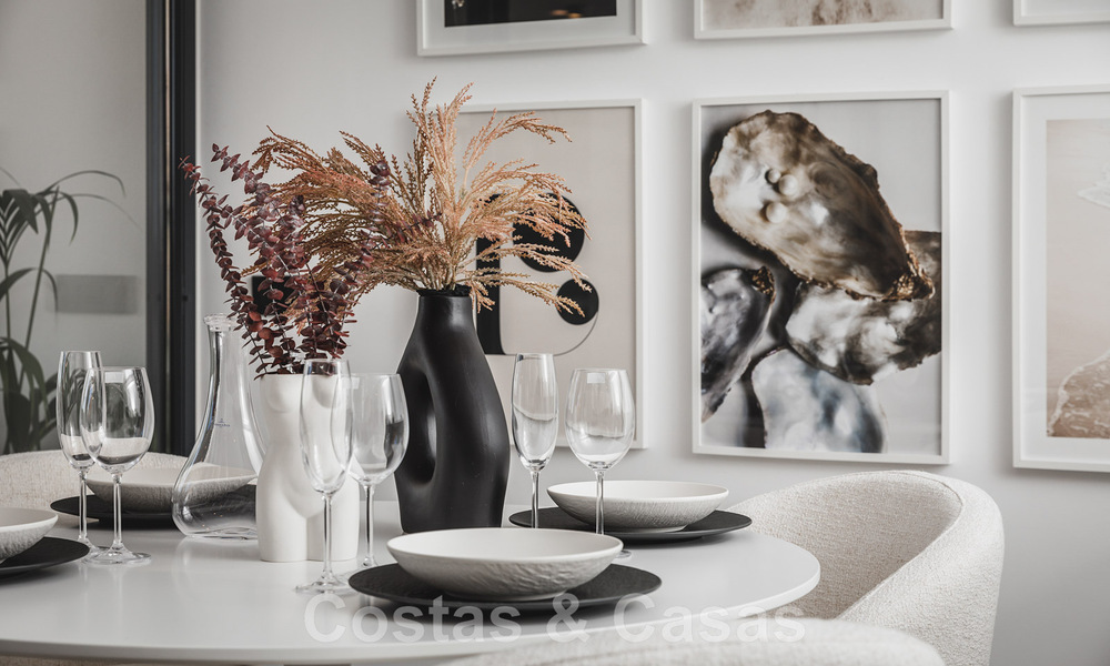 Moderno ático dúplex renovado y espacioso, con vistas panorámicas al mar en una deseable urbanización en Nueva Andalucía, Marbella 42953