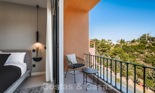 Moderno ático dúplex renovado y espacioso, con vistas panorámicas al mar en una deseable urbanización en Nueva Andalucía, Marbella 42960 