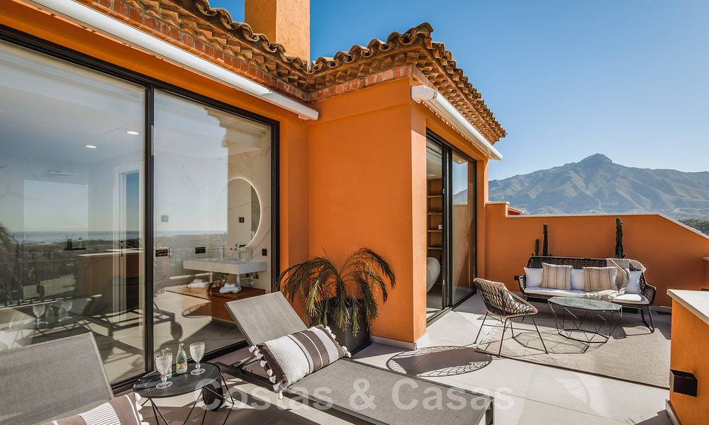 Moderno ático dúplex renovado y espacioso, con vistas panorámicas al mar en una deseable urbanización en Nueva Andalucía, Marbella 42962