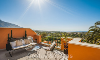 Moderno ático dúplex renovado y espacioso, con vistas panorámicas al mar en una deseable urbanización en Nueva Andalucía, Marbella 42963 