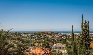 Moderno ático dúplex renovado y espacioso, con vistas panorámicas al mar en una deseable urbanización en Nueva Andalucía, Marbella 42966 