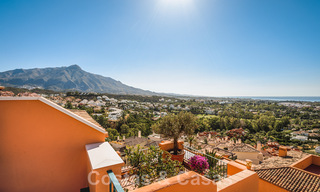 Moderno ático dúplex renovado y espacioso, con vistas panorámicas al mar en una deseable urbanización en Nueva Andalucía, Marbella 42967 