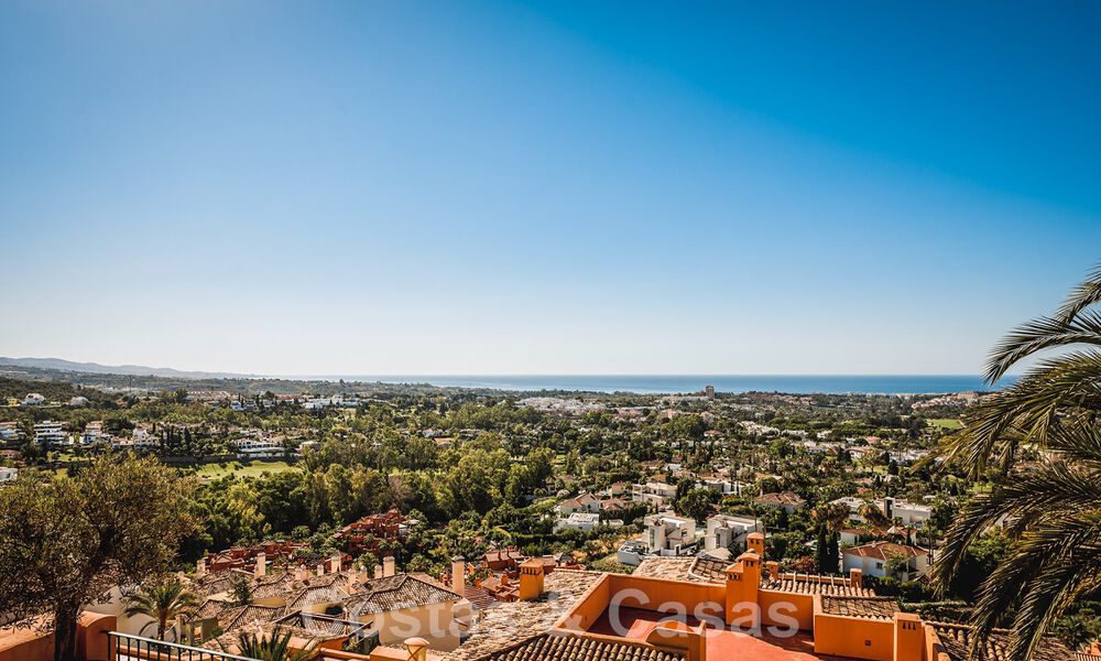 Moderno ático dúplex renovado y espacioso, con vistas panorámicas al mar en una deseable urbanización en Nueva Andalucía, Marbella 42968