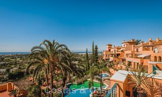 Moderno ático dúplex renovado y espacioso, con vistas panorámicas al mar en una deseable urbanización en Nueva Andalucía, Marbella 42969 