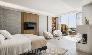 Moderno ático dúplex renovado y espacioso, con vistas panorámicas al mar en una deseable urbanización en Nueva Andalucía, Marbella 42970 