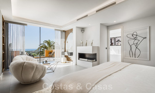 Moderno ático dúplex renovado y espacioso, con vistas panorámicas al mar en una deseable urbanización en Nueva Andalucía, Marbella 42971 