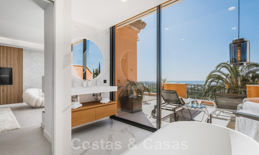 Moderno ático dúplex renovado y espacioso, con vistas panorámicas al mar en una deseable urbanización en Nueva Andalucía, Marbella 42973