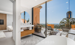 Moderno ático dúplex renovado y espacioso, con vistas panorámicas al mar en una deseable urbanización en Nueva Andalucía, Marbella 42973 