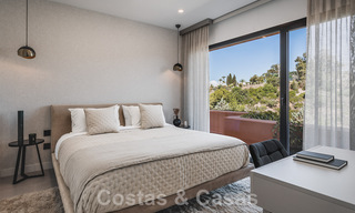 Moderno ático dúplex renovado y espacioso, con vistas panorámicas al mar en una deseable urbanización en Nueva Andalucía, Marbella 42975 