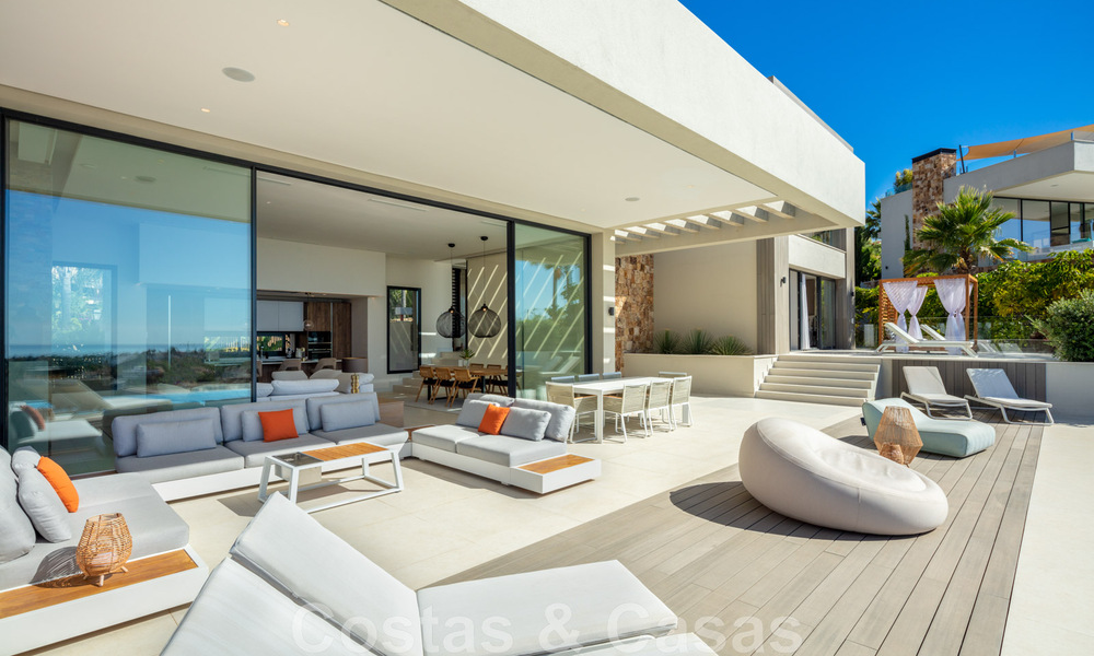 Villa de lujo de estilo contemporáneo en venta con vistas al mar en el valle del golf de Nueva Andalucía en Marbella 43292