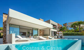 Villa de lujo de estilo contemporáneo en venta con vistas al mar en el valle del golf de Nueva Andalucía en Marbella 43293 