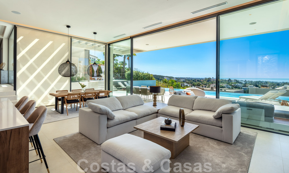 Villa de lujo de estilo contemporáneo en venta con vistas al mar en el valle del golf de Nueva Andalucía en Marbella 43294