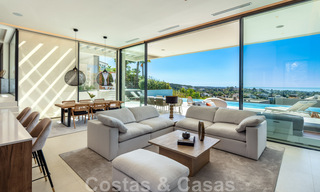 Villa de lujo de estilo contemporáneo en venta con vistas al mar en el valle del golf de Nueva Andalucía en Marbella 43294 