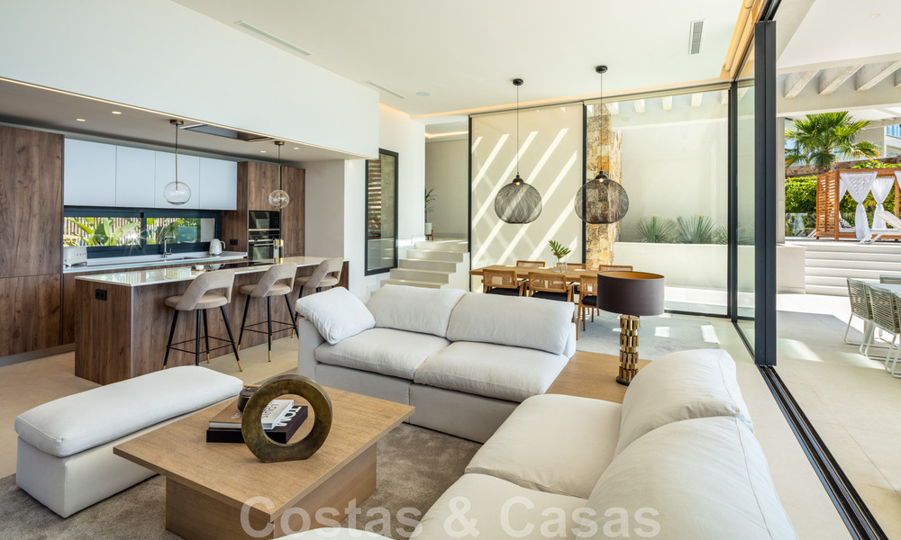 Villa de lujo de estilo contemporáneo en venta con vistas al mar en el valle del golf de Nueva Andalucía en Marbella 43296