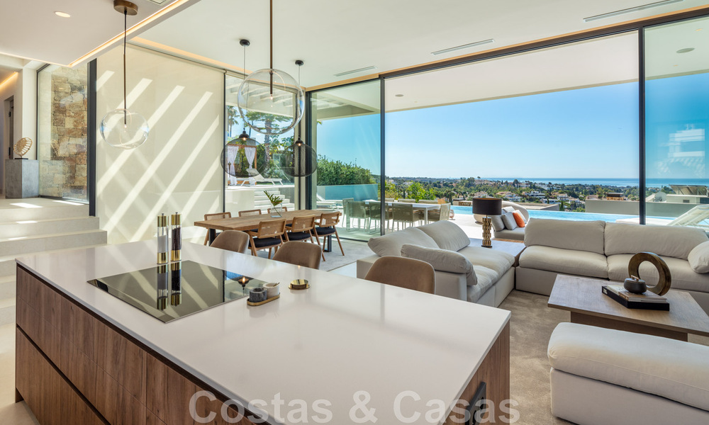 Villa de lujo de estilo contemporáneo en venta con vistas al mar en el valle del golf de Nueva Andalucía en Marbella 43297