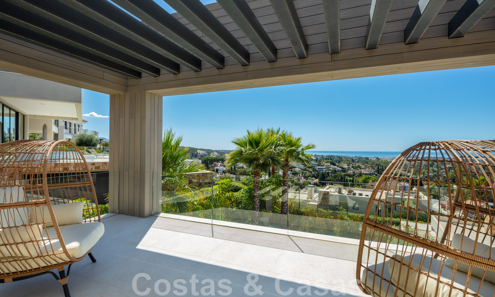 Villa de lujo de estilo contemporáneo en venta con vistas al mar en el valle del golf de Nueva Andalucía en Marbella 43299