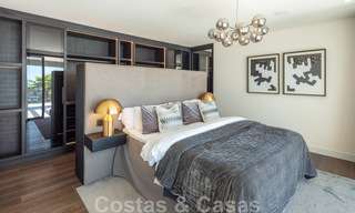 Villa de lujo de estilo contemporáneo en venta con vistas al mar en el valle del golf de Nueva Andalucía en Marbella 43300 