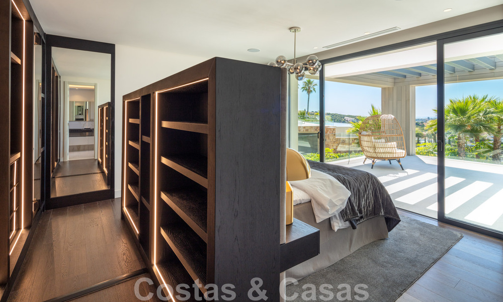 Villa de lujo de estilo contemporáneo en venta con vistas al mar en el valle del golf de Nueva Andalucía en Marbella 43301