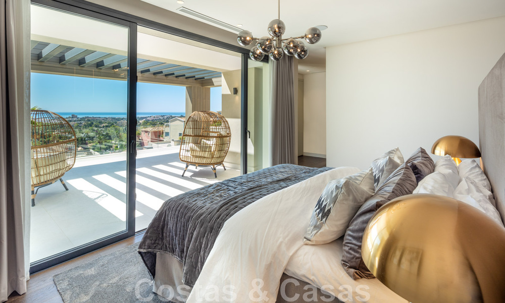 Villa de lujo de estilo contemporáneo en venta con vistas al mar en el valle del golf de Nueva Andalucía en Marbella 43302