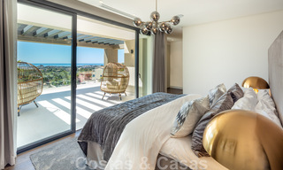 Villa de lujo de estilo contemporáneo en venta con vistas al mar en el valle del golf de Nueva Andalucía en Marbella 43302 