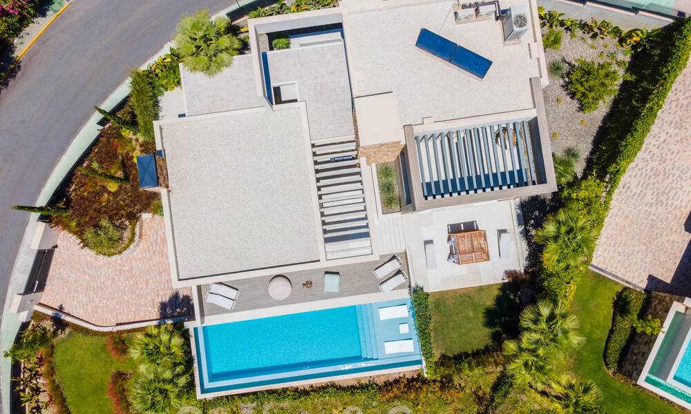 Villa de lujo de estilo contemporáneo en venta con vistas al mar en el valle del golf de Nueva Andalucía en Marbella 43307