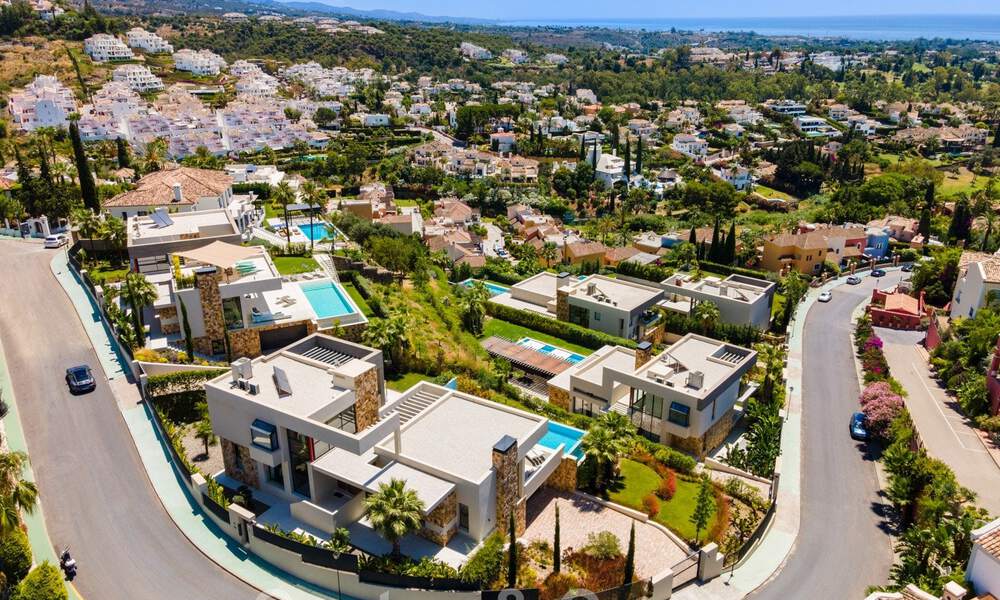 Villa de lujo de estilo contemporáneo en venta con vistas al mar en el valle del golf de Nueva Andalucía en Marbella 43308