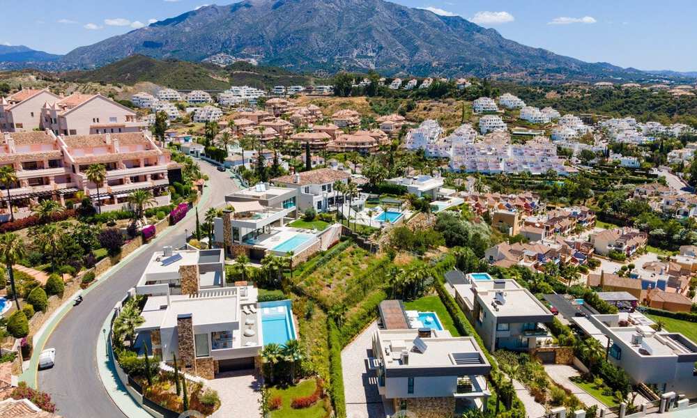 Villa de lujo de estilo contemporáneo en venta con vistas al mar en el valle del golf de Nueva Andalucía en Marbella 43309