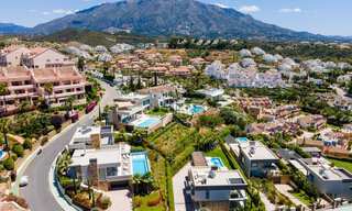 Villa de lujo de estilo contemporáneo en venta con vistas al mar en el valle del golf de Nueva Andalucía en Marbella 43309 