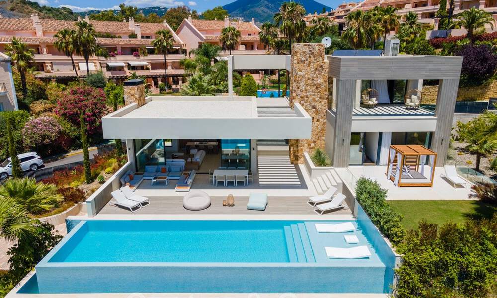 Villa de lujo de estilo contemporáneo en venta con vistas al mar en el valle del golf de Nueva Andalucía en Marbella 43310